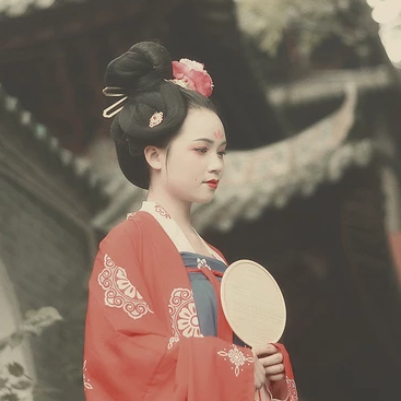 唐園帶團扇女生頭像，唯美古風真人頭像