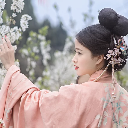 花林粉衣帶團扇女生頭像，唯美古風真人頭像