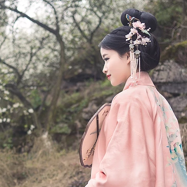 花林粉衣帶團扇女生頭像，唯美古風真人頭像