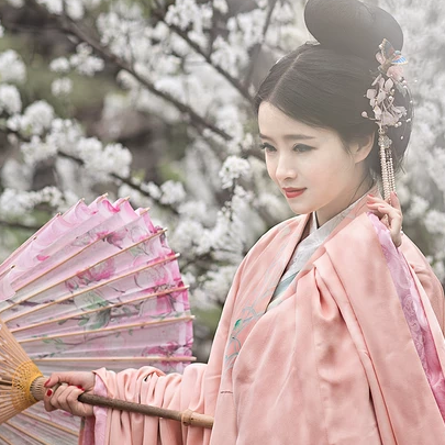 花林粉衣帶團扇女生頭像，唯美古風真人頭像