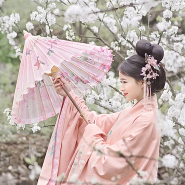 花林粉衣帶團扇女生頭像，唯美古風真人頭像