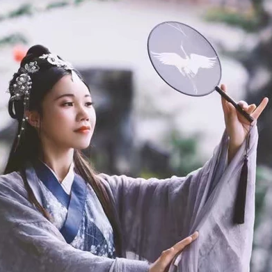 典雅素衣帶團(tuán)扇女生頭像，唯美古風(fēng)真人頭像