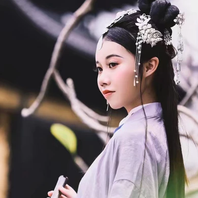 典雅素衣帶團(tuán)扇女生頭像，唯美古風(fēng)真人頭像