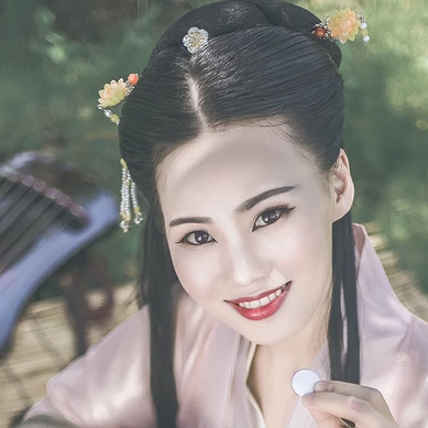 文藝氣息帶團扇女生頭像，唯美古風真人頭像