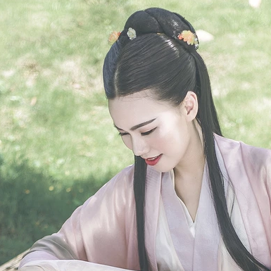 文藝氣息帶團扇女生頭像，唯美古風真人頭像