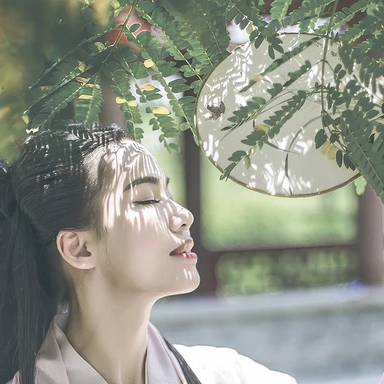文藝氣息帶團扇女生頭像，唯美古風真人頭像