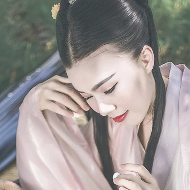文藝氣息帶團扇女生頭像，唯美古風真人頭像