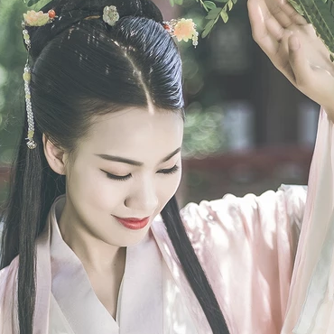 文藝氣息帶團扇女生頭像，唯美古風真人頭像