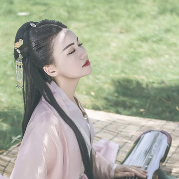 文藝氣息帶團扇女生頭像，唯美古風真人頭像