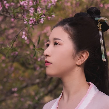 桃花粉黛帶傘女生頭像，唯美古風(fēng)真人頭像