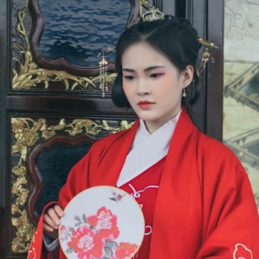 文藝紅衣帶團(tuán)扇女生頭像，唯美古風(fēng)真人頭像