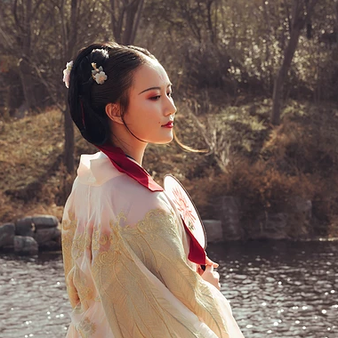 古典淡雅帶團(tuán)扇女生頭像，唯美古風(fēng)真人頭像