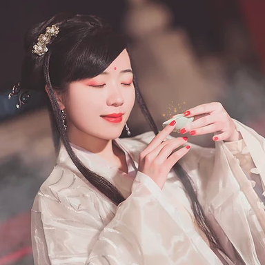 優(yōu)雅提燈品酒女生頭像，唯美古風真人頭像