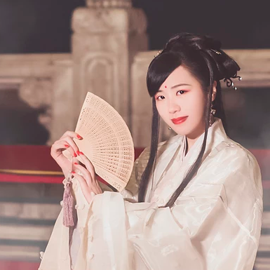 優(yōu)雅提燈品酒女生頭像，唯美古風真人頭像