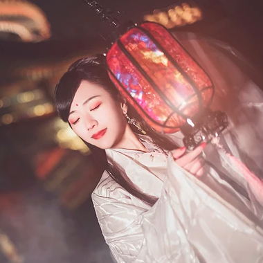 優(yōu)雅提燈品酒女生頭像，唯美古風真人頭像