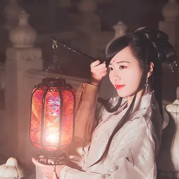 優(yōu)雅提燈品酒女生頭像，唯美古風真人頭像