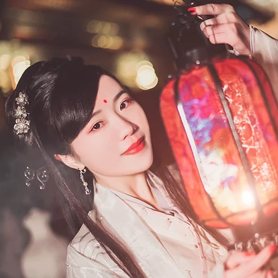 優(yōu)雅提燈品酒女生頭像，唯美古風真人頭像