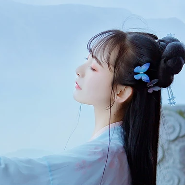 淡藍(lán)清晰帶團(tuán)扇女生頭像，唯美古風(fēng)真人頭像