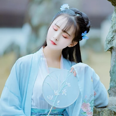 淡藍(lán)清晰帶團(tuán)扇女生頭像，唯美古風(fēng)真人頭像