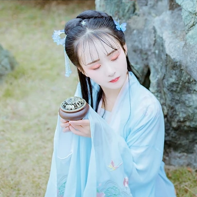 淡藍(lán)清晰帶團(tuán)扇女生頭像，唯美古風(fēng)真人頭像