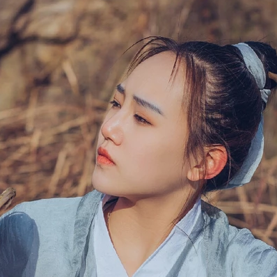 逍遙江湖帶兵器女生頭像，唯美古風(fēng)真人頭像