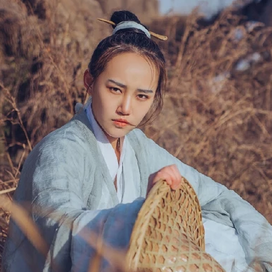 逍遙江湖帶兵器女生頭像，唯美古風(fēng)真人頭像