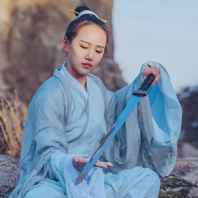 逍遙江湖帶兵器女生頭像，唯美古風(fēng)真人頭像
