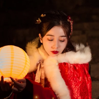 月色下放蓮花女生頭像，唯美古風真人頭像