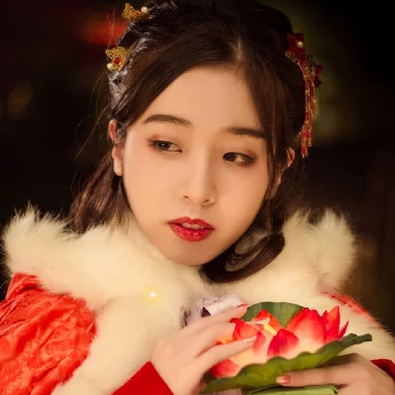 月色下放蓮花女生頭像，唯美古風真人頭像