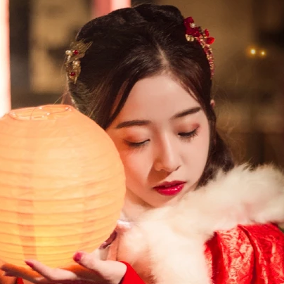 月色下放蓮花女生頭像，唯美古風真人頭像