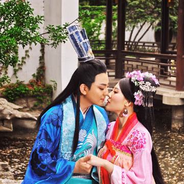 桃花飛舞甜蜜情侶頭像，唯美古風真人頭像