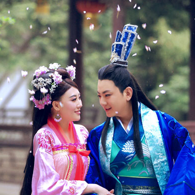 桃花飛舞甜蜜情侶頭像，唯美古風真人頭像