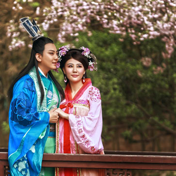 桃花飛舞甜蜜情侶頭像，唯美古風真人頭像