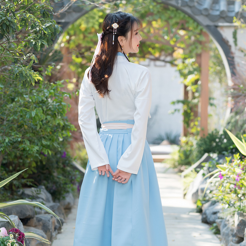 藍(lán)白古裝繡花漢服，改良漢服斜交齊腰襦裙