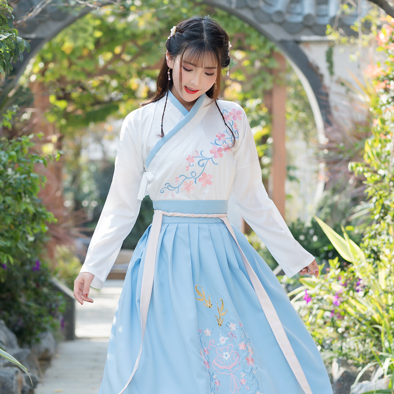 藍(lán)白古裝繡花漢服，改良漢服斜交齊腰襦裙
