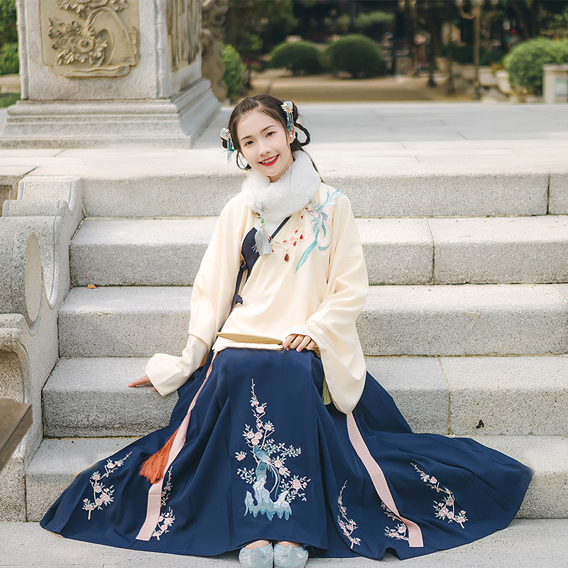 寒梅山石靈鳥繡花漢服，藏藍色傳統(tǒng)漢服