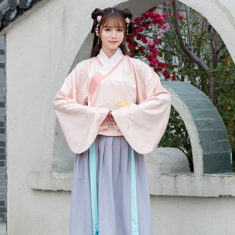 玉兔圖案?jìng)鹘y(tǒng)漢服，改良交領(lǐng)襖裙襦裙?jié)h服
