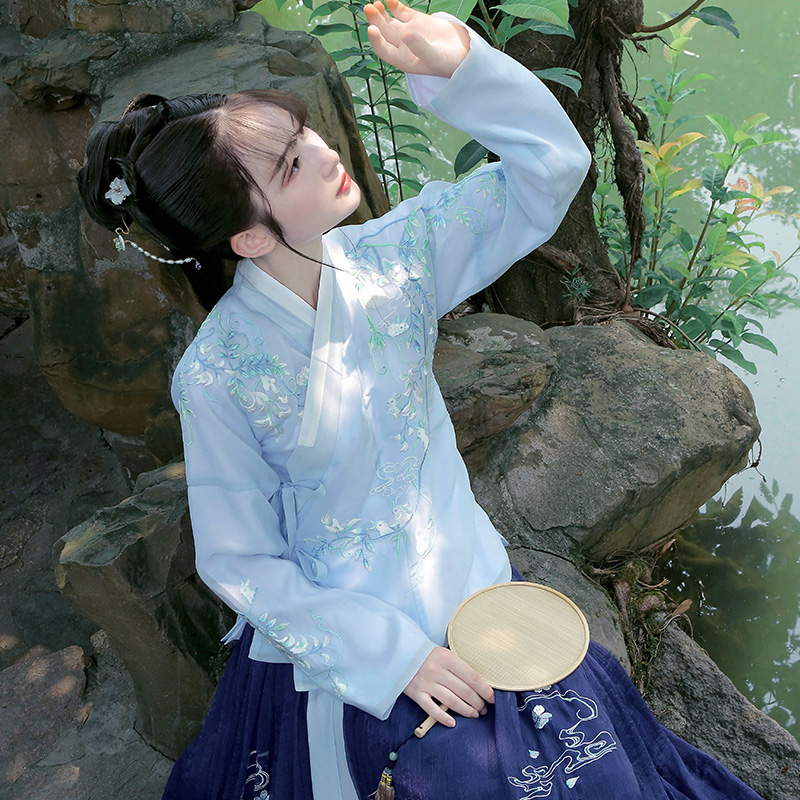 卿辭刺繡藍(lán)色典雅漢服，清新交領(lǐng)襦裙?jié)h服