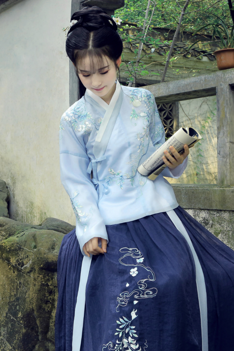 卿辭刺繡藍(lán)色典雅漢服，清新交領(lǐng)襦裙?jié)h服