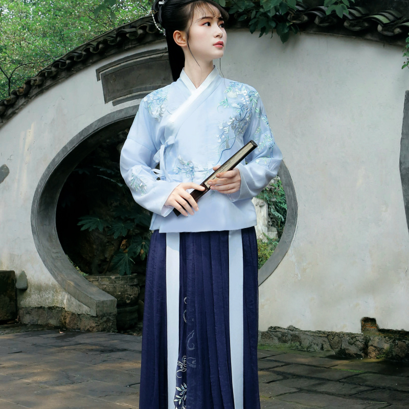 卿辭刺繡藍(lán)色典雅漢服，清新交領(lǐng)襦裙?jié)h服