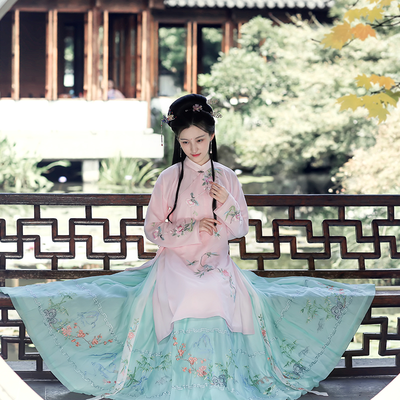 詩(shī)意韻味襦裙?jié)h服，淡雅刺繡立領(lǐng)古風(fēng)漢服
