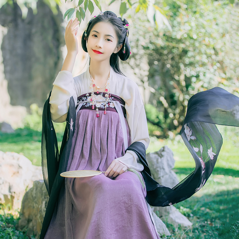 靈動(dòng)紫色齊胸襦裙?jié)h服，淡雅花朵刺繡漢服圖片