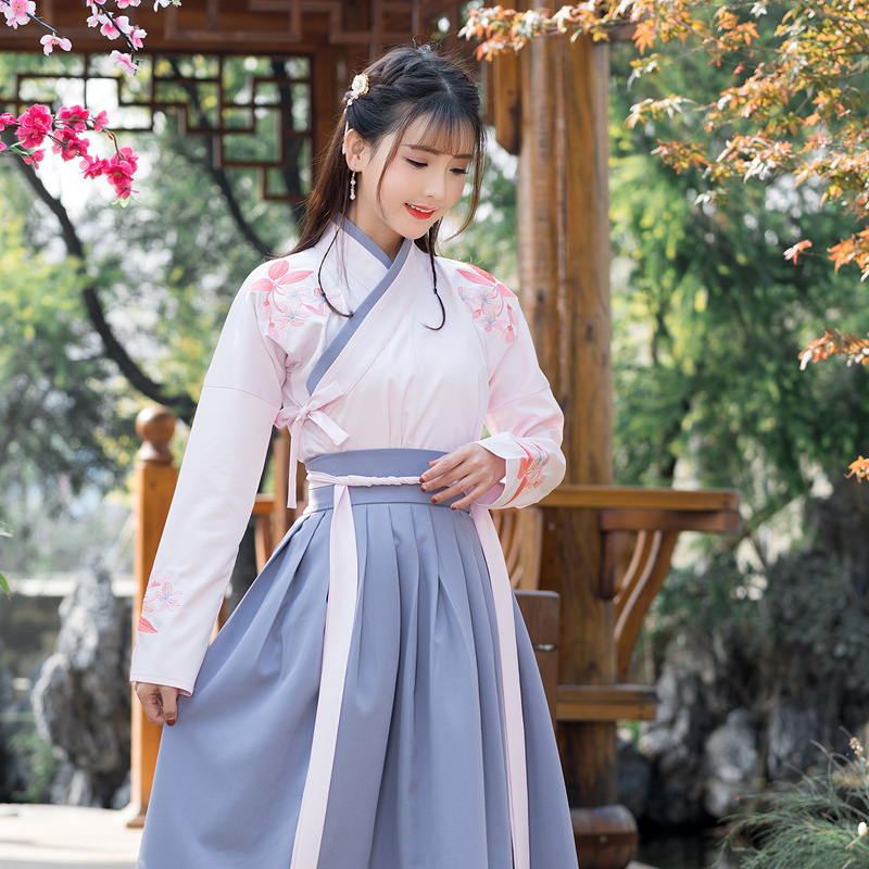 日常改良交領刺繡漢服，優(yōu)雅民族風漢服圖片