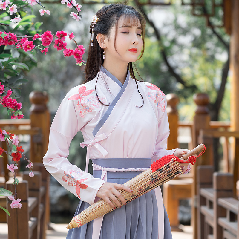 日常改良交領刺繡漢服，優(yōu)雅民族風漢服圖片