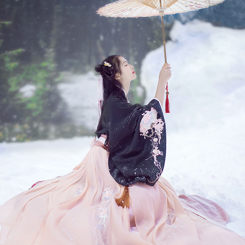 折扇刺繡大袖交領襦裙?jié)h服，端莊牡丹繡花漢服