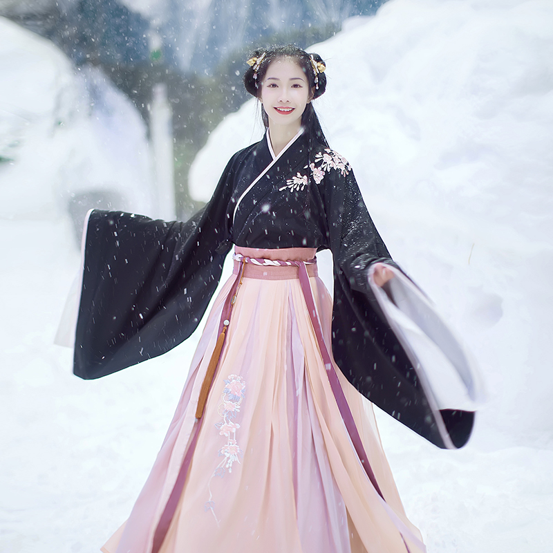 折扇刺繡大袖交領襦裙?jié)h服，端莊牡丹繡花漢服