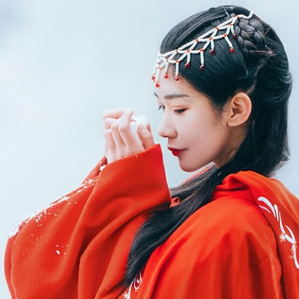 優(yōu)雅紅衣白雪女生頭像，唯美古風(fēng)真人頭像