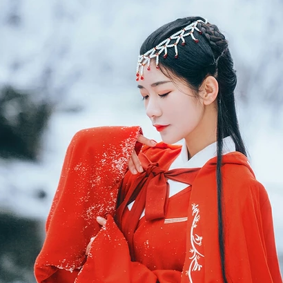 優(yōu)雅紅衣白雪女生頭像，唯美古風(fēng)真人頭像