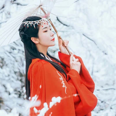 優(yōu)雅紅衣白雪女生頭像，唯美古風(fēng)真人頭像