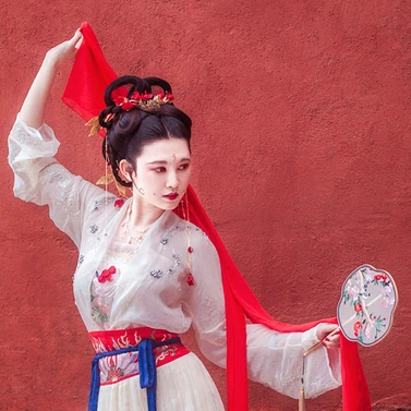 嬌艷朱紅女生頭像，唯美古風真人頭像